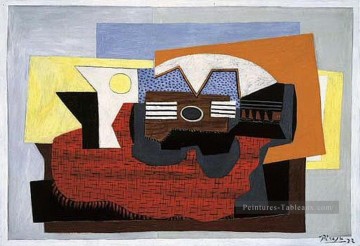 Guitare sur un tapis rouge 1922 cubisme Pablo Picasso Peinture à l'huile